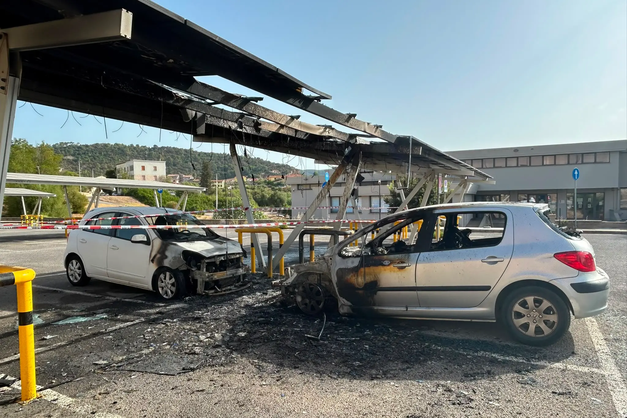 Carbonia, fiamme nella notte: il fuoco divora due auto e una fila di pannelli solari
