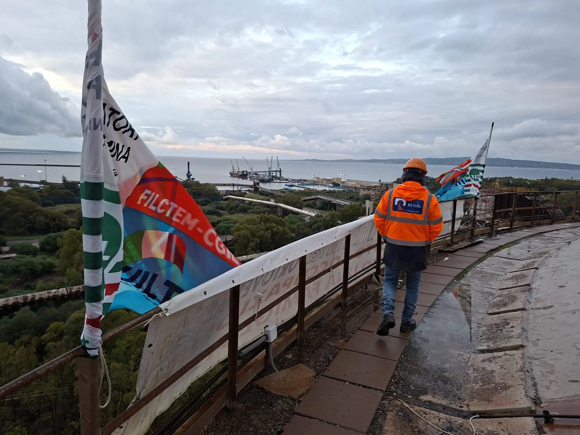 EURALLUMINA di Portovesme, quarto giorno di presidio permanente a 40 metri di altezza