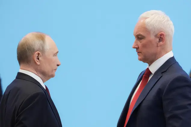 Vladimir Putin e il ministro della Difesa Belousov (Cremlino via Ansa)