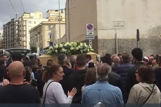 Cagliari, l'addio commosso a Massimo Melis