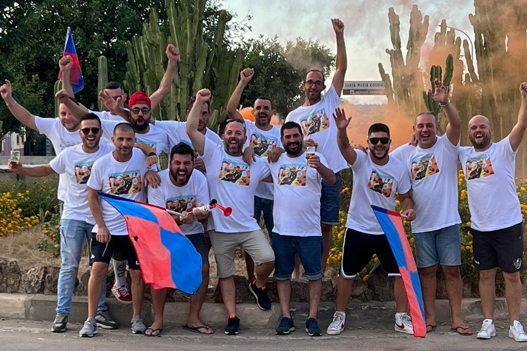 Nella foto il gruppo dei dirigenti del Coghinas festeggia il ripescaggio in Promozione\u00A0 (foto Tellini)