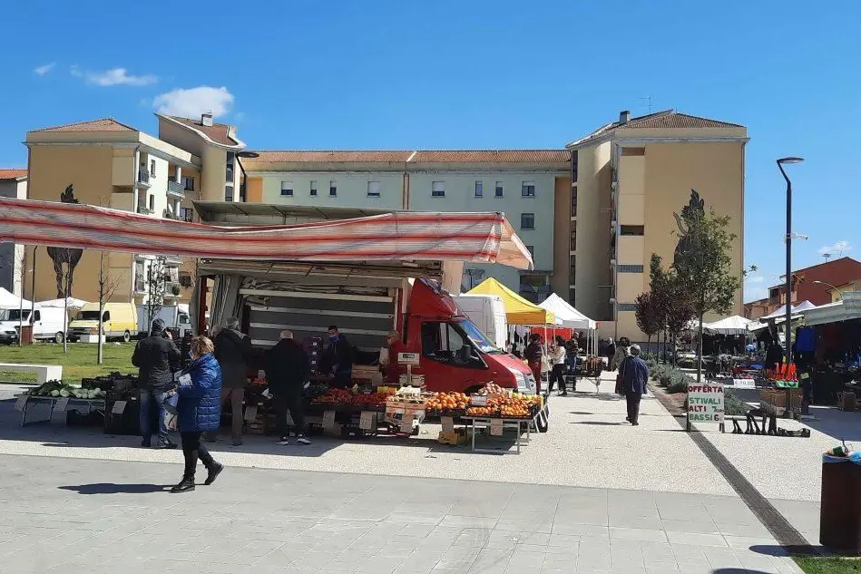Il mercatino di piazza Abis (Foto E.Sanna)