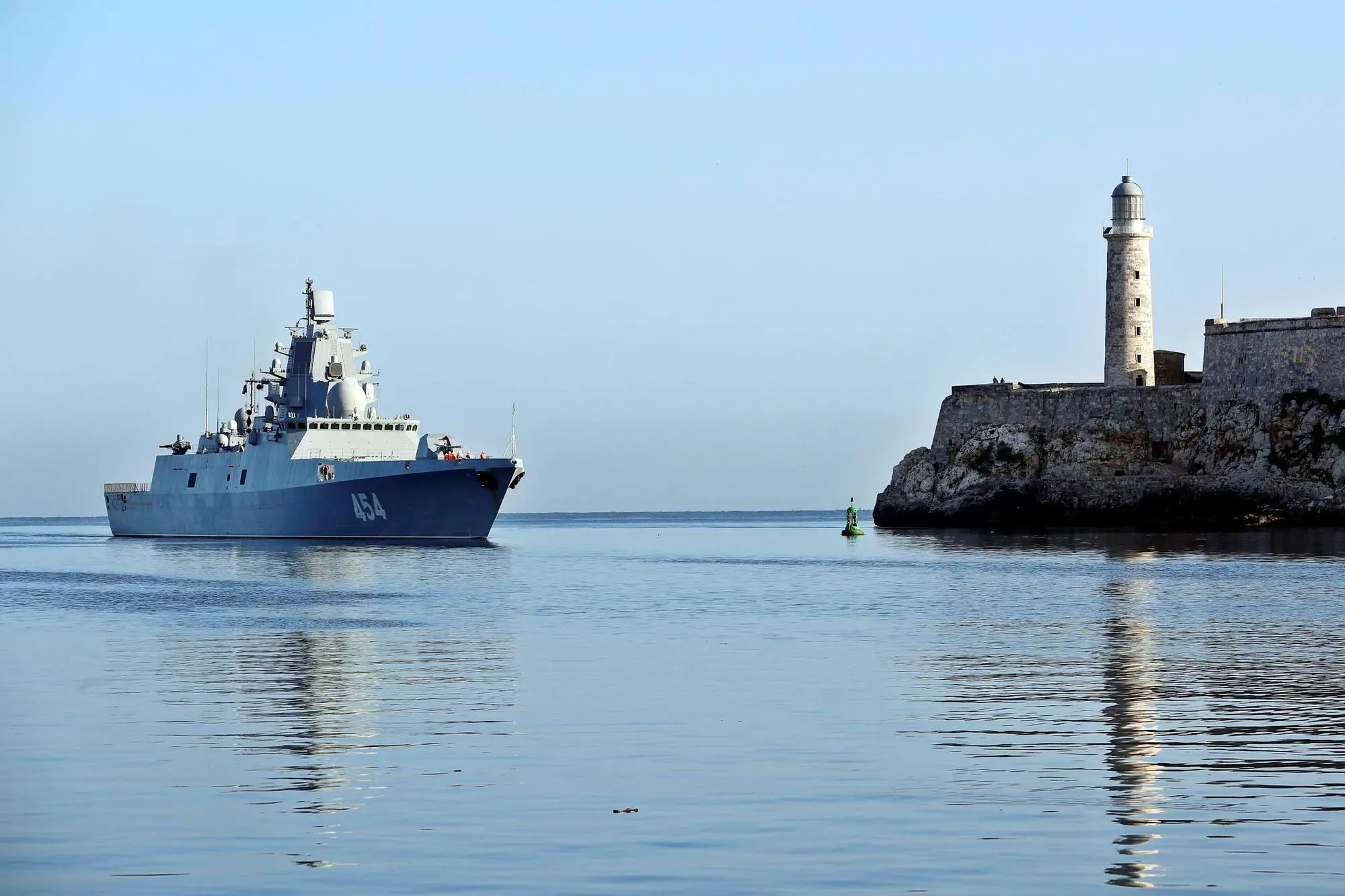 Una fregata russa nel porto di L'Avana (Ansa)