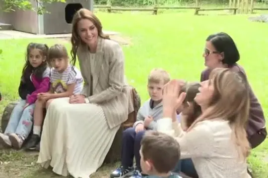 Kate tra i bambini a scuola: qui la natura è la terza insegnante