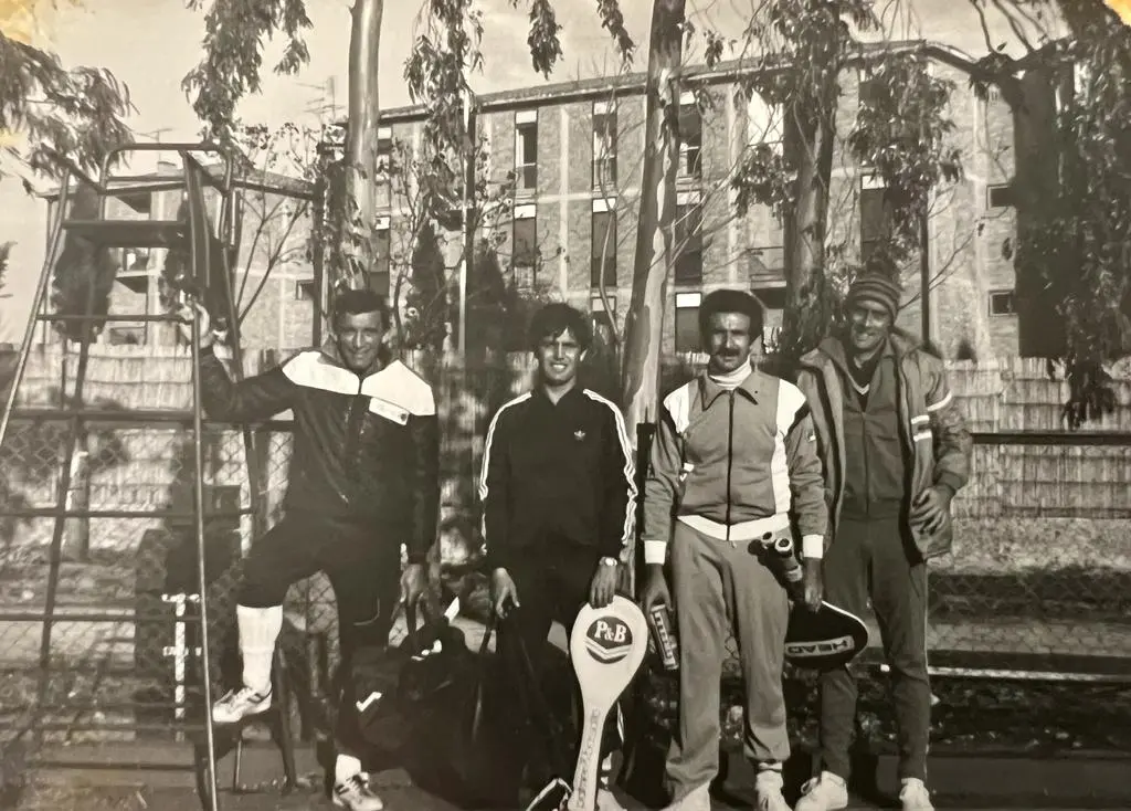 Da sinistra, Gigi Riva, Alessandro De Meis, Amedeo Ghisu e Cicci Madrau al Campo Rossi (foto concessa dalla famiglia Ghisu)