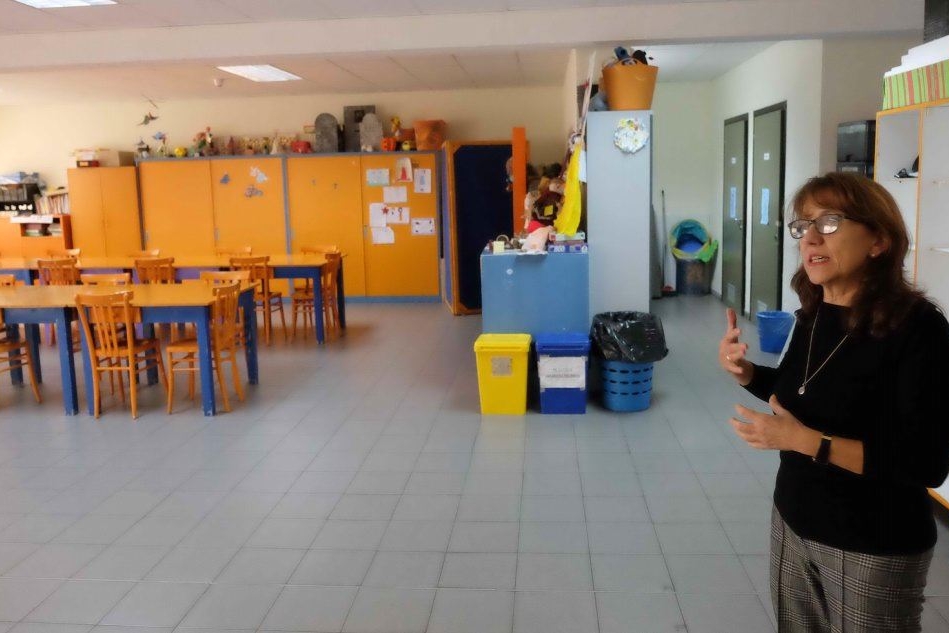 La presidente dell’associazione Arcoes, Maria Grazia De Vita, mostra l’aula che viene utilizzata per tutti i laboratori creativi