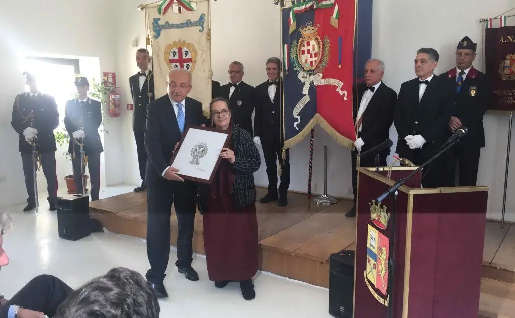 Il questore di Cagliari riceve un riconoscimento da un'artista sarda