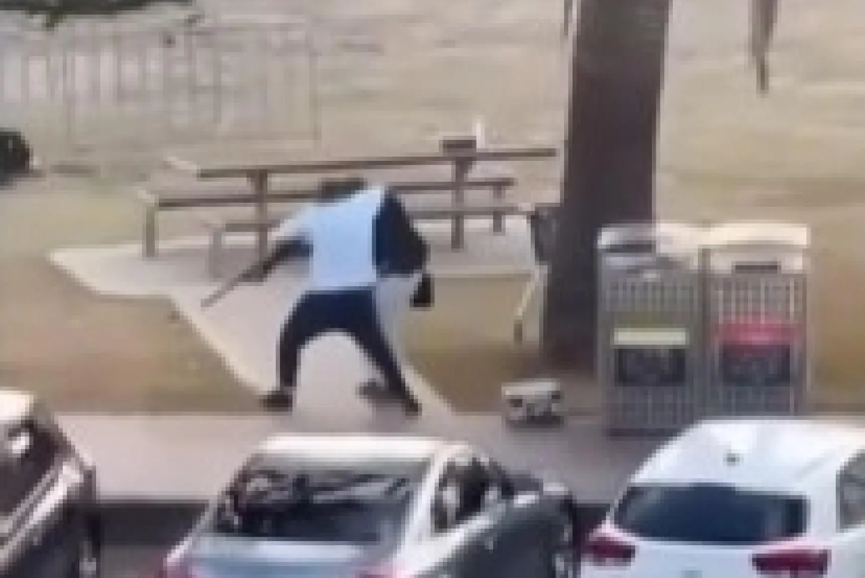 Un fermo immagine tratto da un video, presumibilmente girato durante la sparatoria di Bondi Beach, Sydney, mostra un uomo in maglietta bianca che, riesce a bloccare fisicamente un uomo armato di fucile che sta sparando, e dopo una breve colluttazione riesce a strappargli l'arma di mano e a puntargliela contro, 14 dicembre 2025. +++ATTENZIONE LA FOTO NON PUO' ESSERE PUBBLICATA O RIPRODOTTA SENZA L'AUTORIZZAZIONE DELLA FONTE DI ORIGINE CUI SI RINVIA+++ NPK