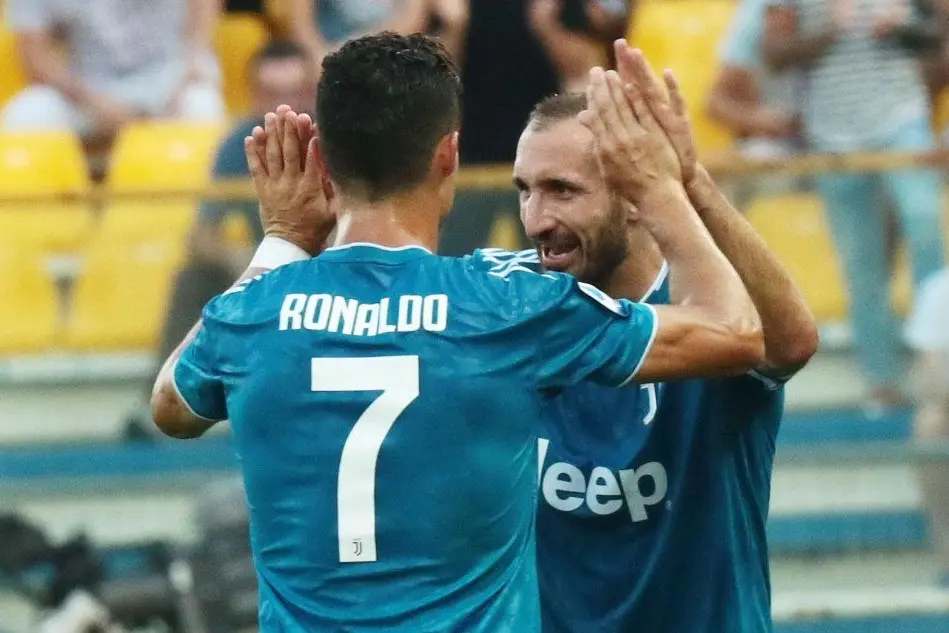Chiellini e Ronaldo festeggiano il gol vittoria (Ansa)