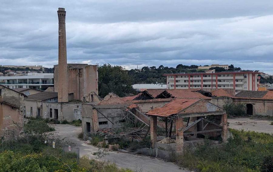 Ex distilleria in rovina, così la burocrazia frena il progetto di restyling