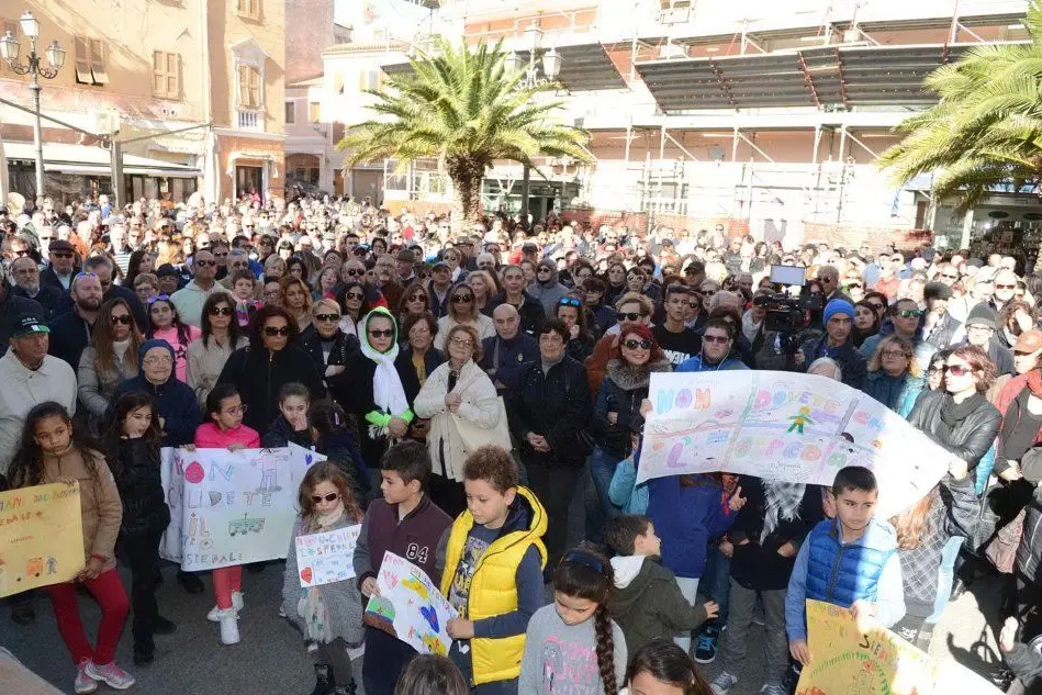 Una protesta per la chiusura della camera iperbarica