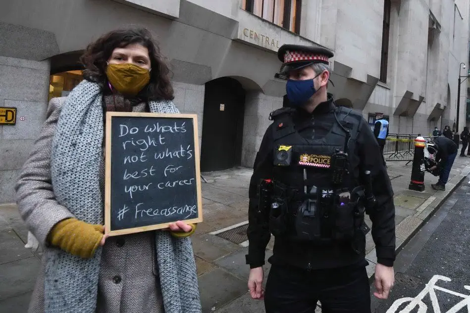 Una manifestante in sostegno di Julian Assange