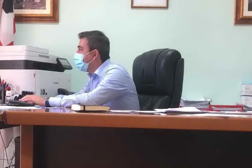 Il sindaco Alessandro Pireddu nel suo ufficio (foto Sirigu)