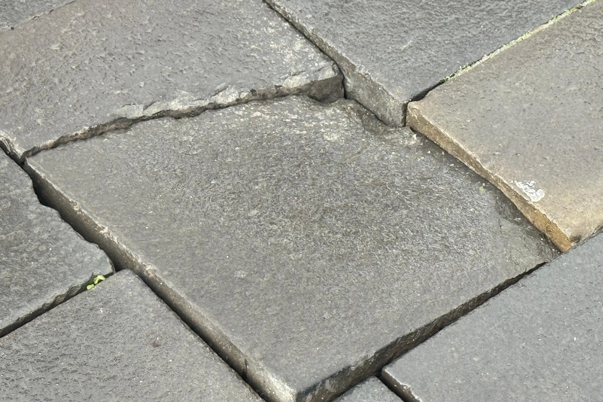 La pavimentazione dei bastioni rovinata