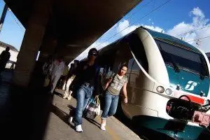 l'arrivo alla stazione di cagliari nel 2008 del treno minuetto da sassari.