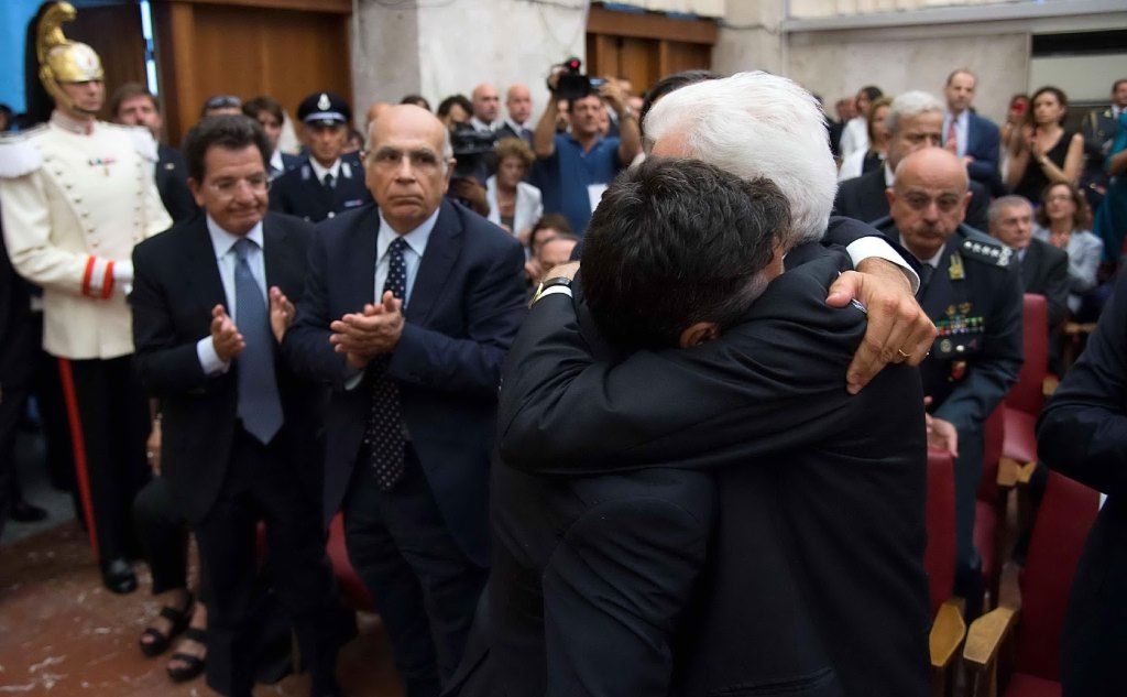L'abbraccio tra Manfredi, figlio del giudice Borsellino, e il Presidente Sergio Mattarella