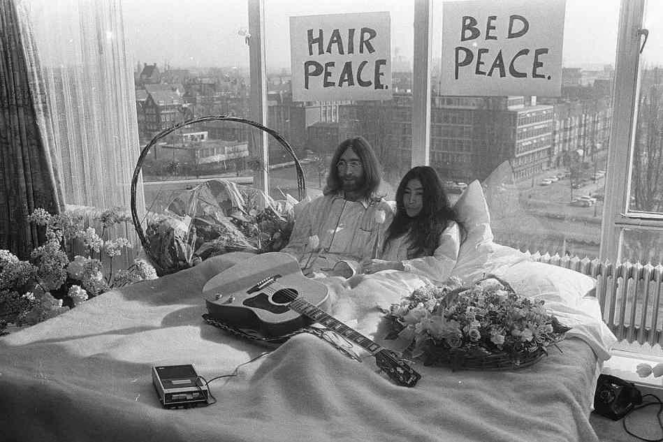 #AccaddeOggi: il 25 marzo 1969 John Lennon e Yoko Ono iniziano il bed-in per la pace