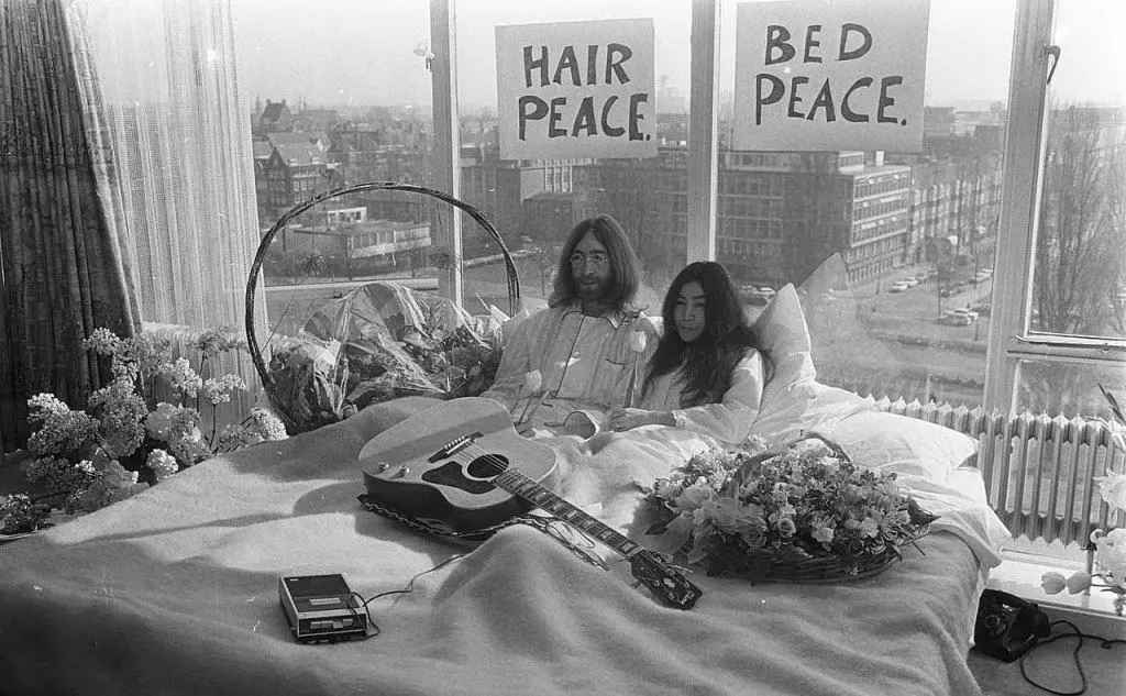 #AccaddeOggi: il 25 marzo 1969 John Lennon e Yoko Ono iniziano il bed-in per la pace (Foto da Wikipedia)
