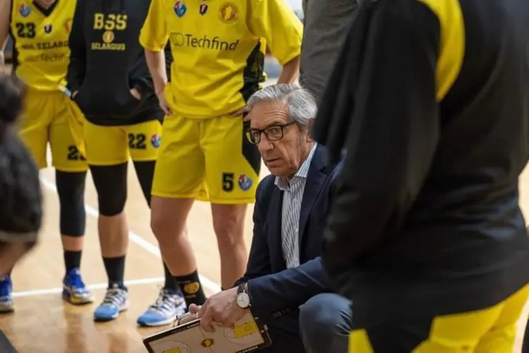 Un timeout del coach Roberto Fioretto (foto Andrea Cicotto)