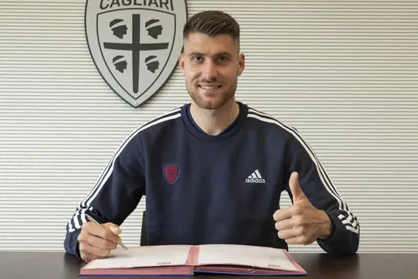 Altare alla firma (Foto Cagliari Calcio)
