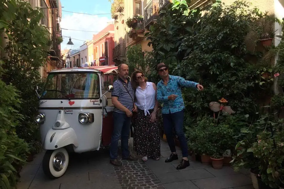 Alan e Sofia Camberley, due turisti accompagnati da Claudio Dessì in via Piccioni (Foto Marcello Cocco)