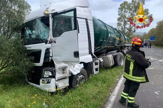 Il camion cisterna coinvolto nell'incidente a Terralba