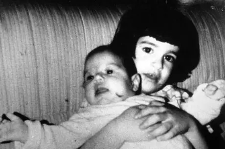 Nadia Nencioni (right) with her sister Caterina, both died in Via dei Georgofili car bomb.La prima è una foto scattata poco dopo l'esplosione con gli edifici in fiamme, l'ultima l'omaggio del Presidente della Repubblica Giorgio Napolitano alle vittime della strage di via dei Georgofili del 27 maggio 1993. E' il racconto per immagini e notizie di uno degli attentati più feroci della stagione stragista della mafia, la mostra dell' Agenzia ANSA &quot;La notte dei Georgofili&quot; realizzata in occasione del ventesimo anniversario della strage e che il Comune di Firenze ha deciso di allestire in Palazzo Vecchio, nel Cortile di Michelozzo, dal 26 maggio prossimo, inserendola tra le più importanti iniziative delle celebrazioni. ANSA