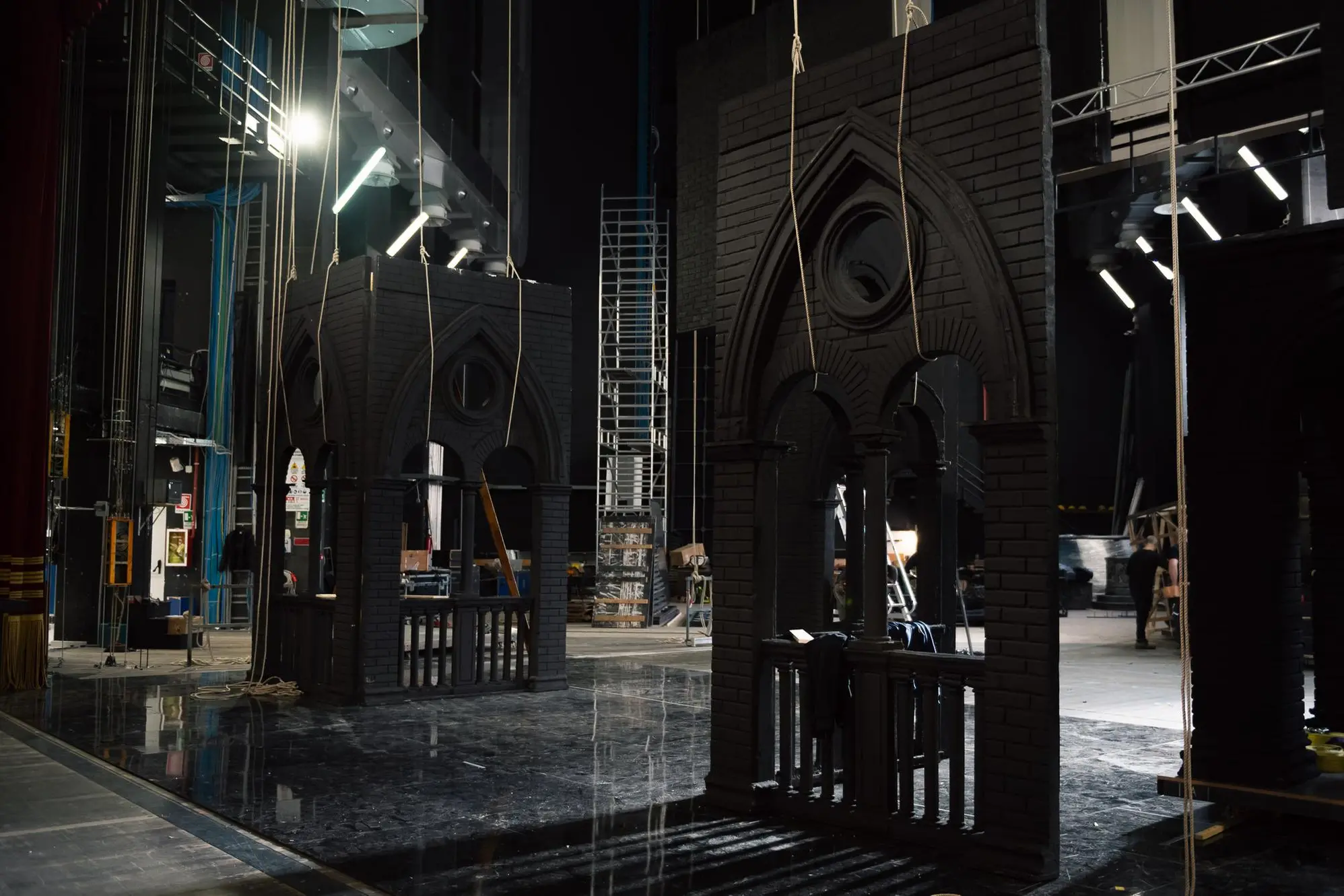 Il montaggio della scenografia di Lucia di lammermoor (foto di Elisa Casula)