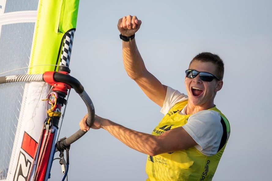 Il cagliaritano Pilloni a soli 15 anni è campione del mondo di Windsurf