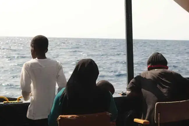 Migranti sulla Allan Kurdi (foto Twitter)