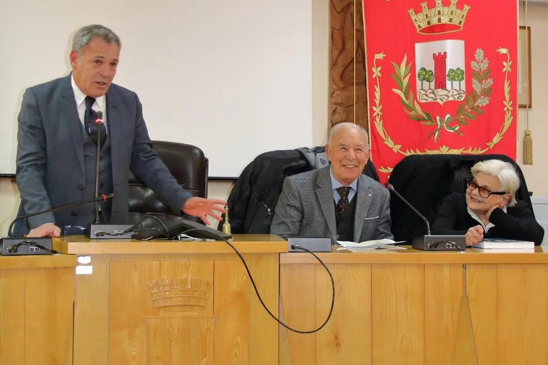 Domenico Falchi (al centro) nella presentazione del libro