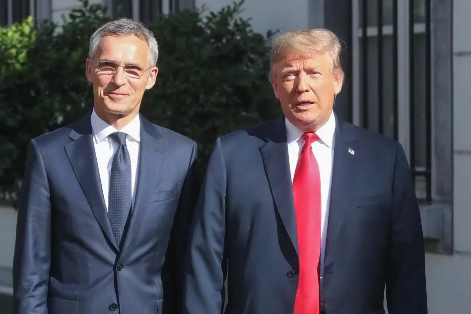 Il segretario generale della Nato Jens Stoltenberg e Donald Trump