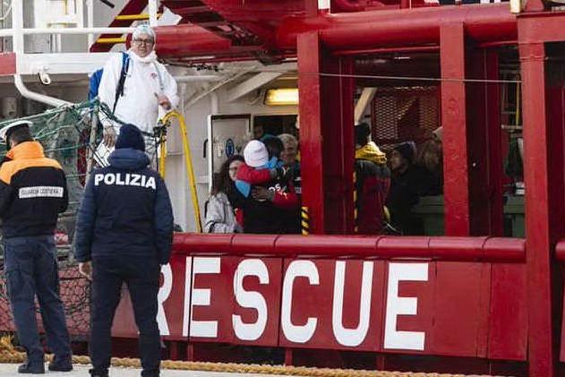 Ocean Viking a Pozzallo con 274 persone: migranti e personale della nave in quarantena