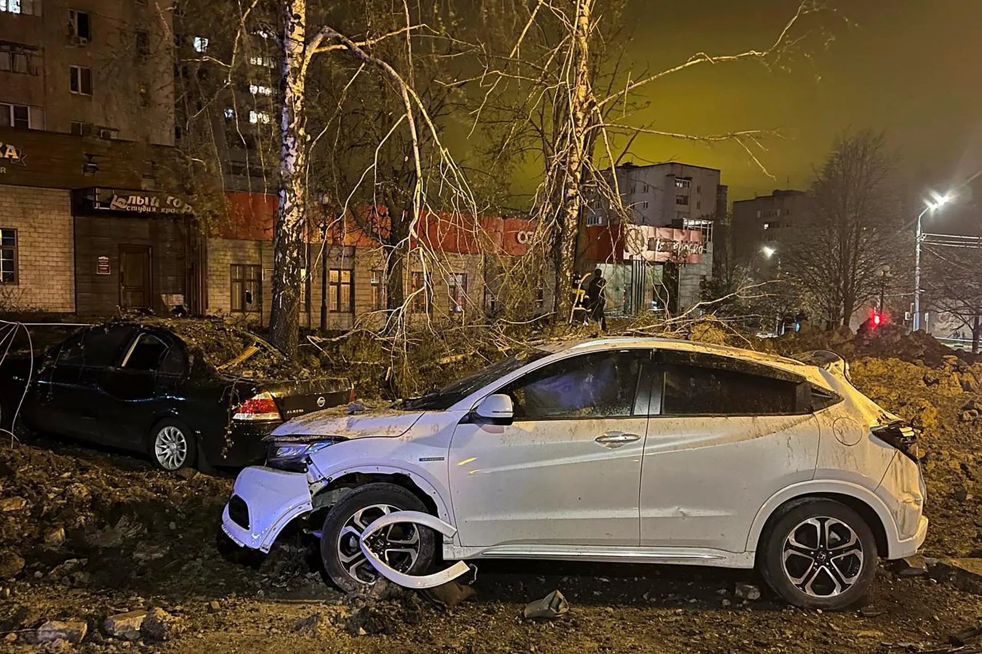 Un'auto distrutta dopo un raid a Belgorod (Ansa)