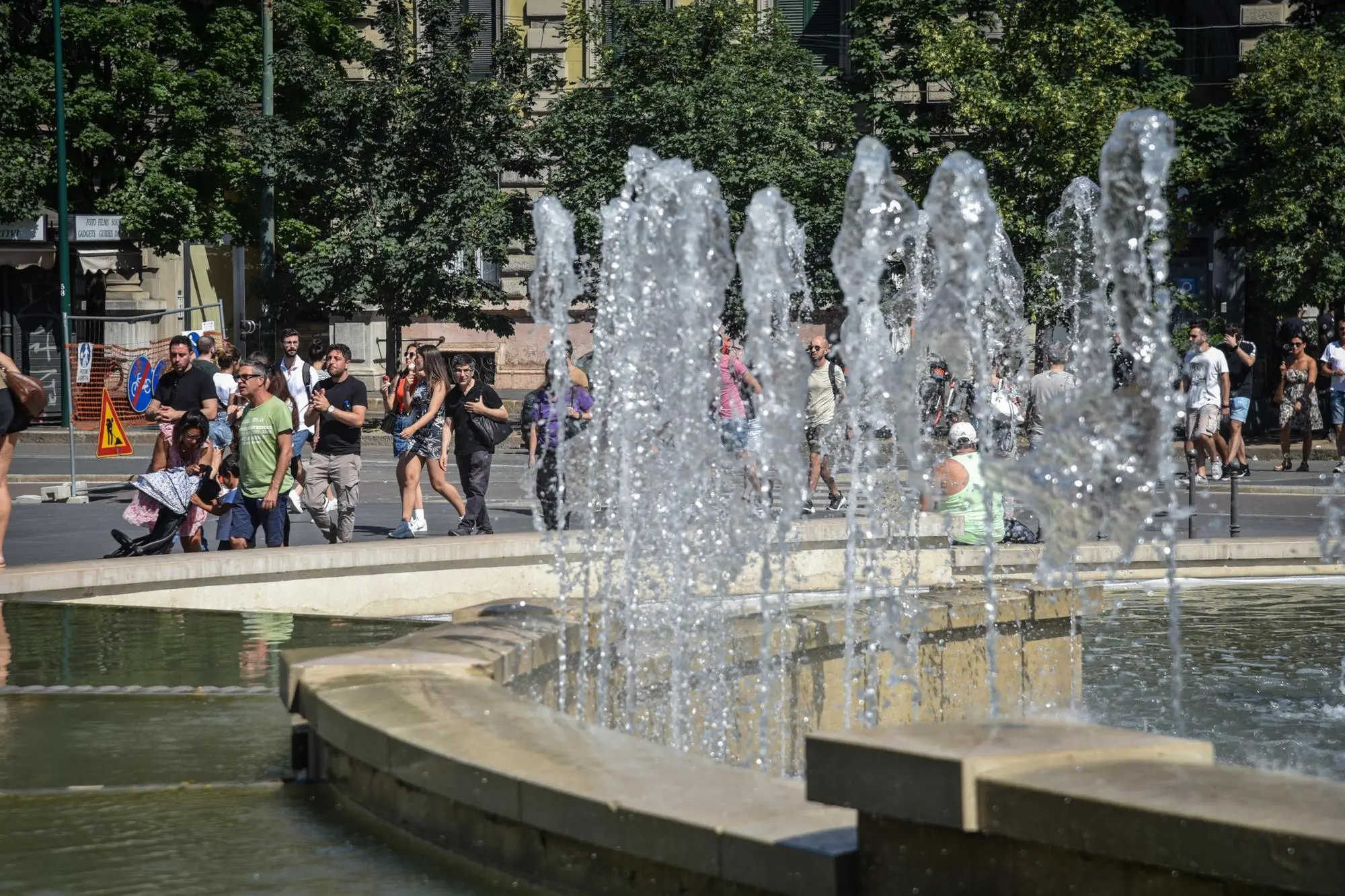 La fontana di piazza Castello a Milano (Ansa - Corner)