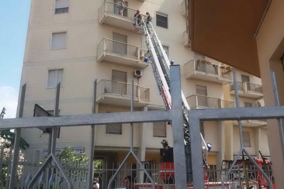 Cadono calcinacci nel centro storico di Oristano, doppio intervento dei pompieri