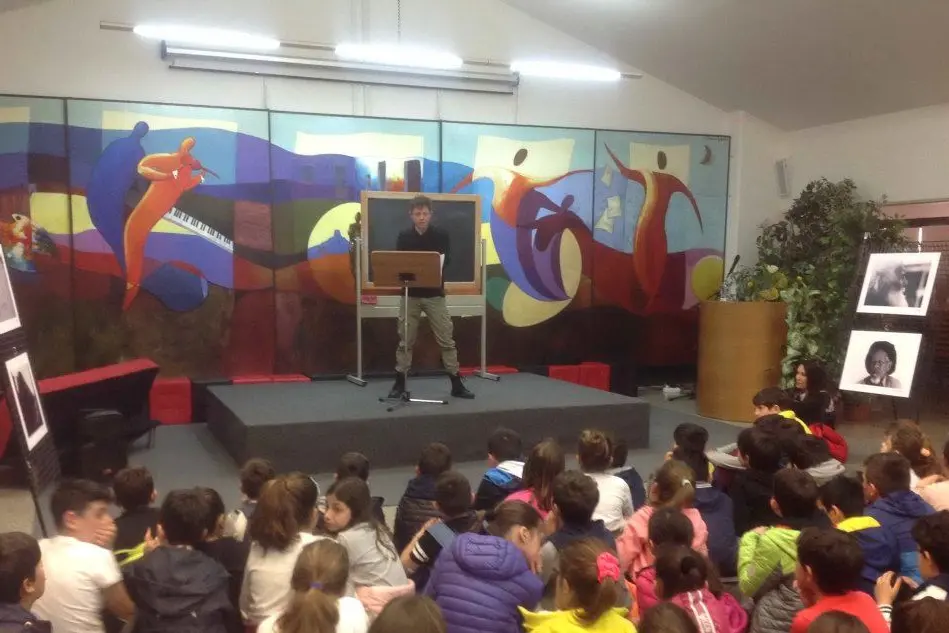 Luca Greco durante il reading 'Poeti troiani' con gli studenti delle scuole elementari