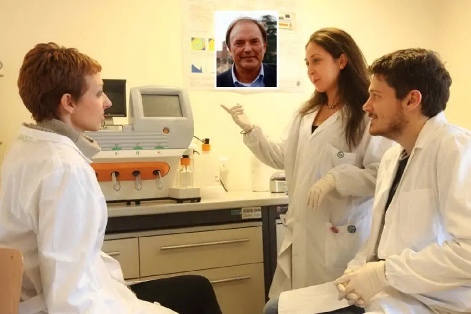 Tre dei ricercatori in laboratorio (foto Università di Bologna); nel riquadro Davide Pettener