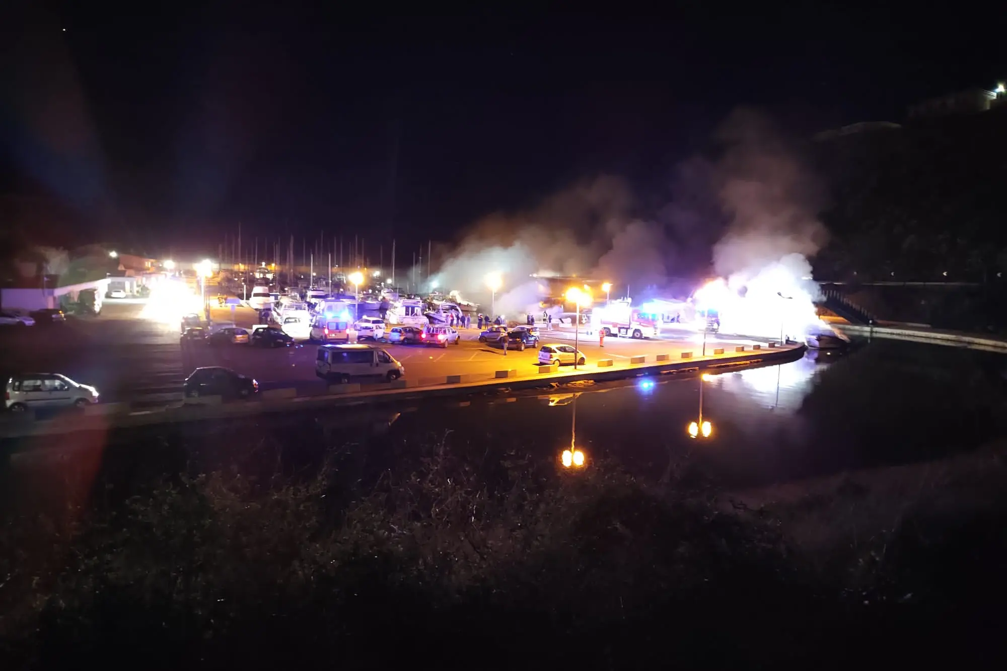 Barche in fiamme a Castelsardo (foto L'Unione Sarda-Calvi)