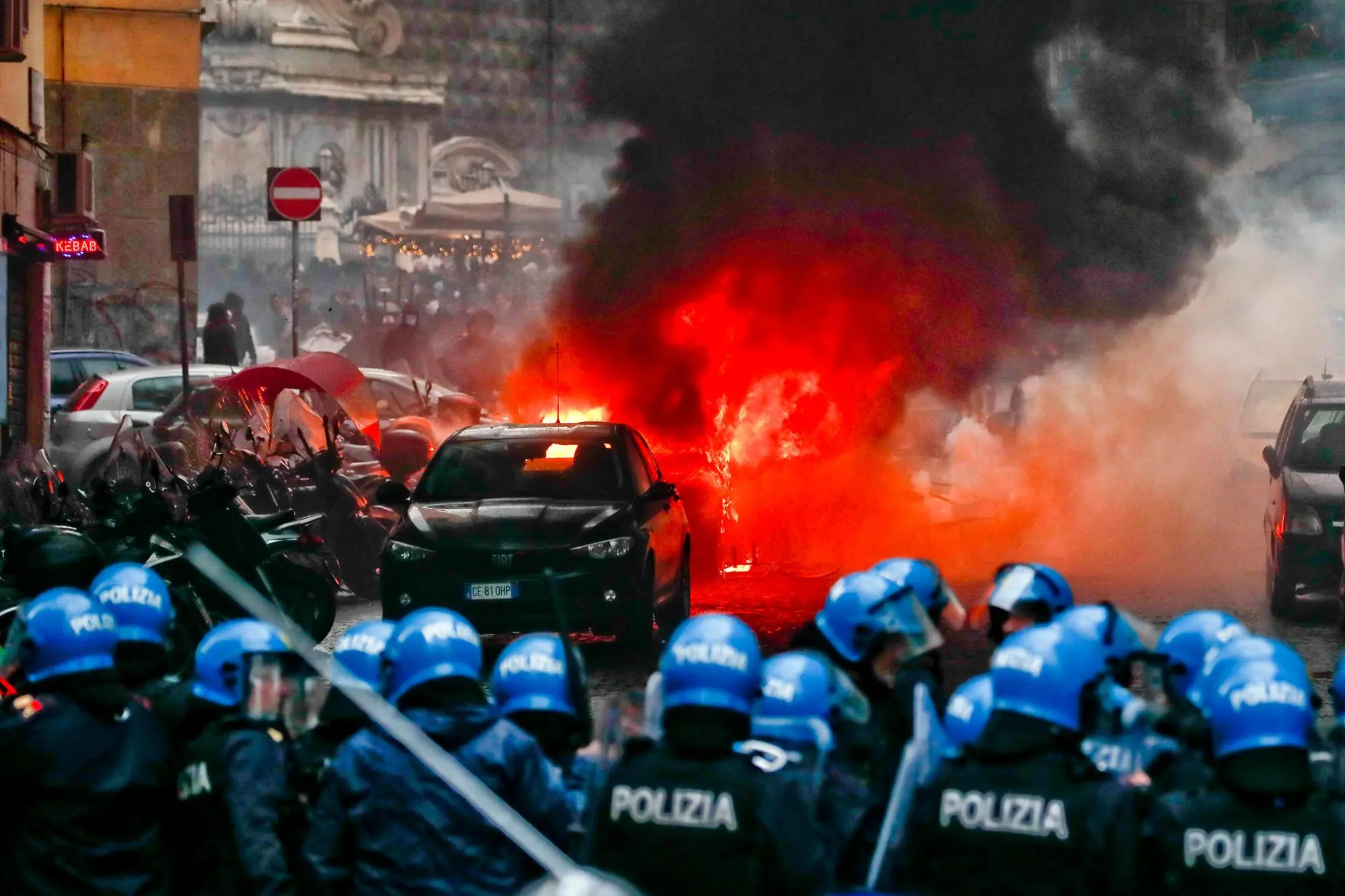 Zusammenstöße zwischen Polizei und deutschen Ultras in Neapel (Ansa)