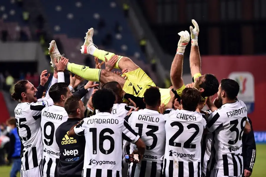I giocatori della Juve portano Buffon in trionfo (foto Ansa)