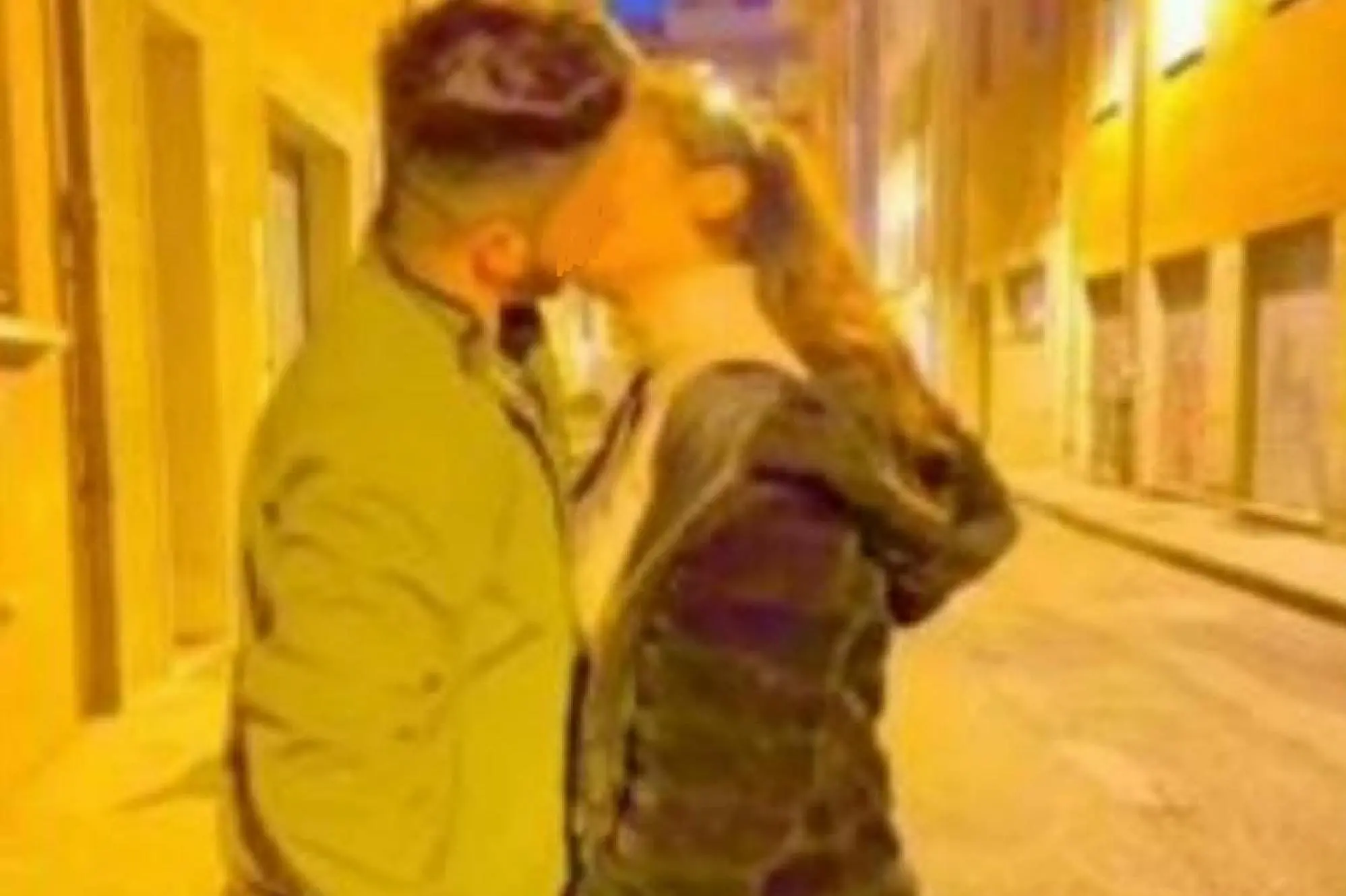 La foto del bacio tra Saman e il fidanzato (Ansa)