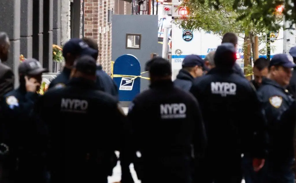 Polizia davanti all'ufficio postale di Manhattan (Ansa/Epa)