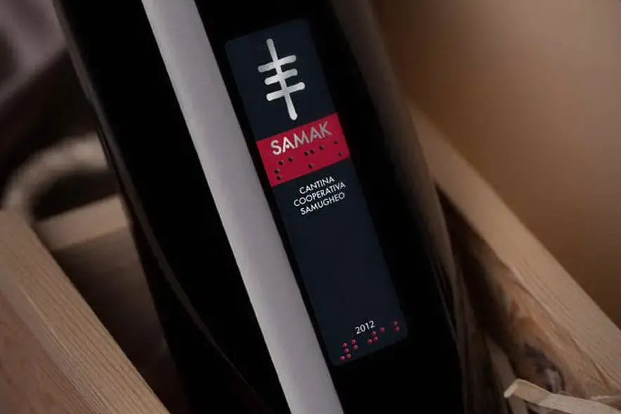Nel dettaglio l'etichetta tattile del vino "Samak"