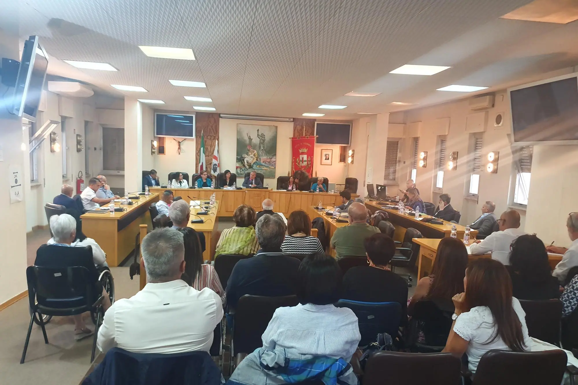 Il consiglio comunale di ieri sera (foto Oggianu)