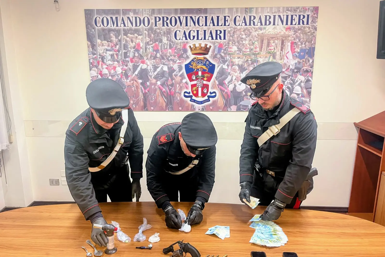 Il materiale sequestrato dai carabinieri