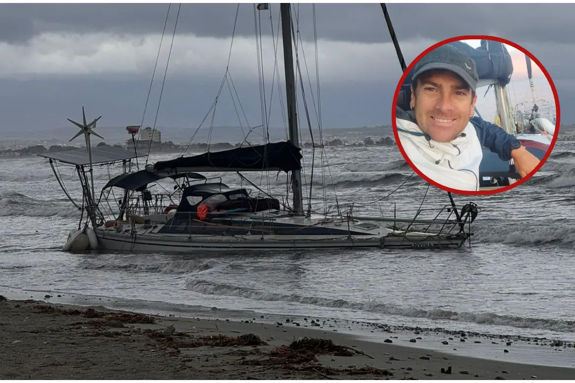 La barca spiaggiata al Poetto, a destra Matias (L'Unione Sarda)