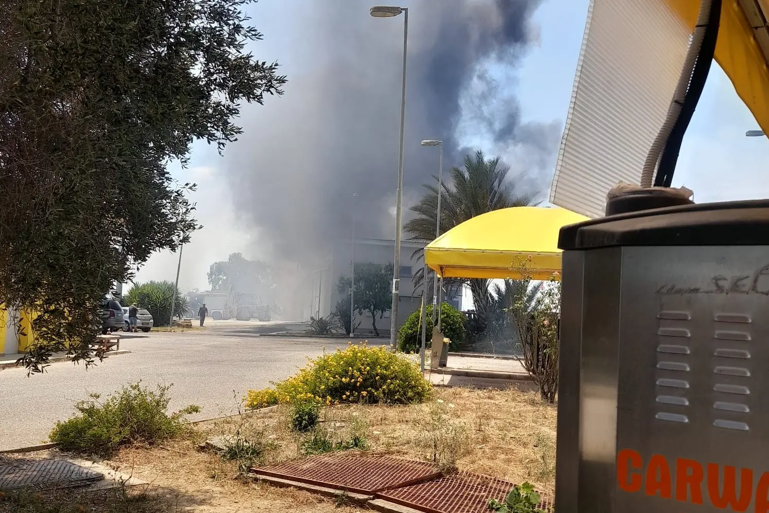 L'incendio visto dal distributore di benzina