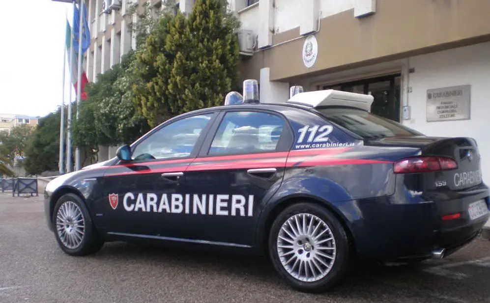 Una pattuglia davanti alla caserma (foto carabinieri)