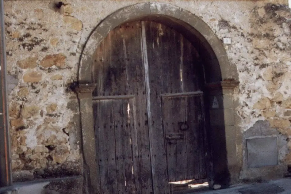 Un antico portale di Simala